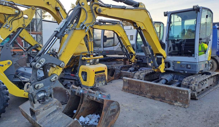 V půjčovně stavebních strojů v Hradci si půjčil bagr a následně ho pod cenou prodal