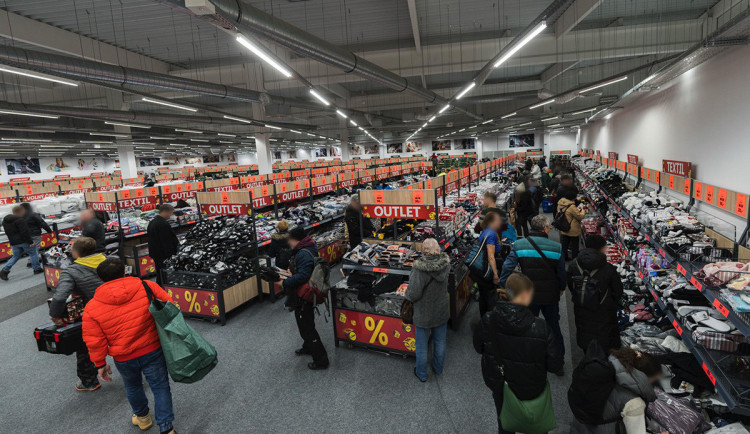 Nápor zákazníků i posílená ostraha. Lidl se chystá na otevření Outletu v Olomouci