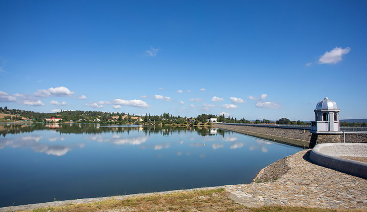Voda v Plumlově se kazí už před prázdninami. Hygienici upozorňují na nadlimitní výskyt sinic