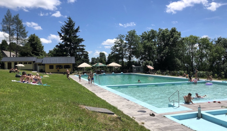 Většina koupališť v Karlovarském kraji má vodu vhodnou ke koupání bez omezení