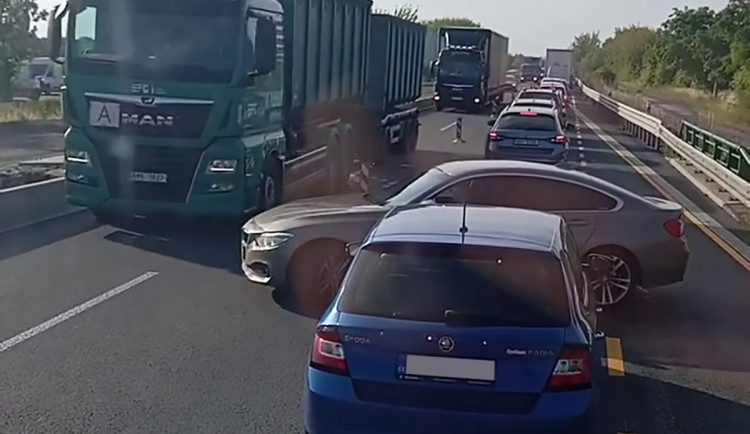 VIDEO: Hazard na D35. Řidič BMW se v koloně u Olomouce otočil do protisměru