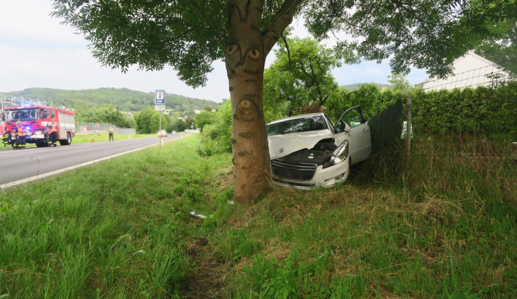 Řidič u Karlových Varů zřejmě usnul za volantem, narazil do stromu a skončil v plotě.