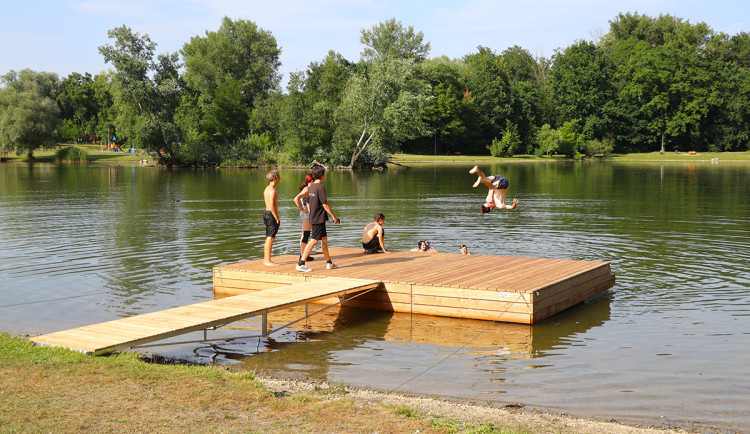 Přerov po hlasování občanů pořídil nové molo na Lagunu. Snaží se zlepšit i kvalitu vody