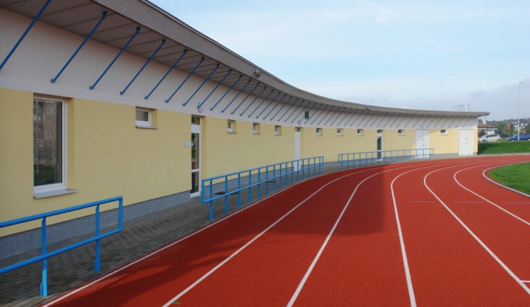 Atletický stadion v Ostrově čeká rekonstrukce, město žádá o dotaci