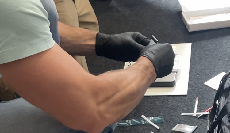 Karlovarští kriminalisté obvinili muže z distribuce pervitinu, skončil ve vazbě.