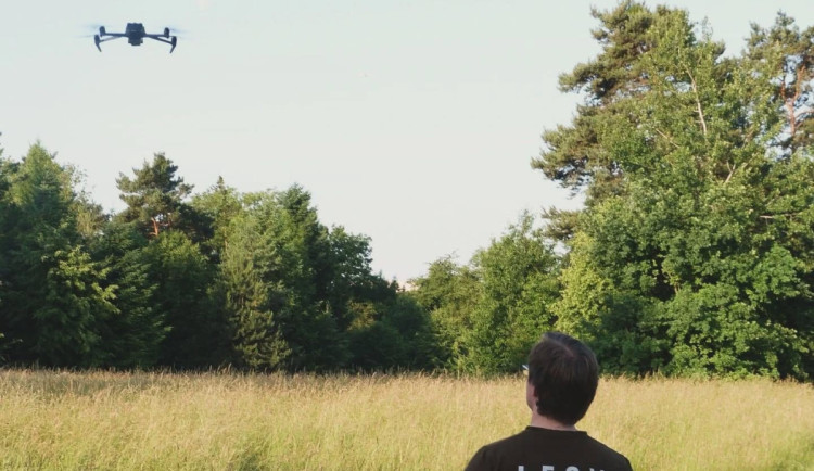 Záchranná stanice dostává seno z pražských luk. Kvůli srnčatům je kontrolují dronem