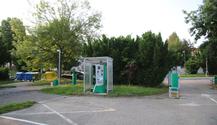 Vloupal se do parkovacího automatu. Škoda přesahuje 300 tisíc