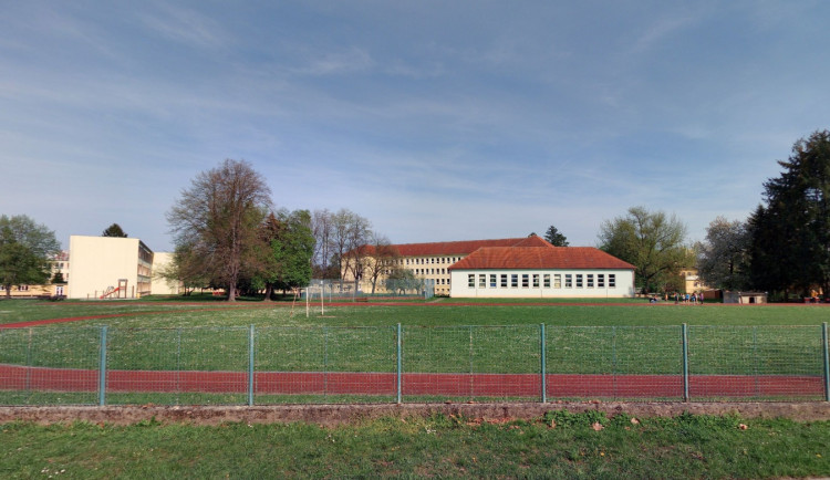 Hřiště u ZŠ Nerudova čeká oprava. Přibude i nové hřiště s umělým povrchem