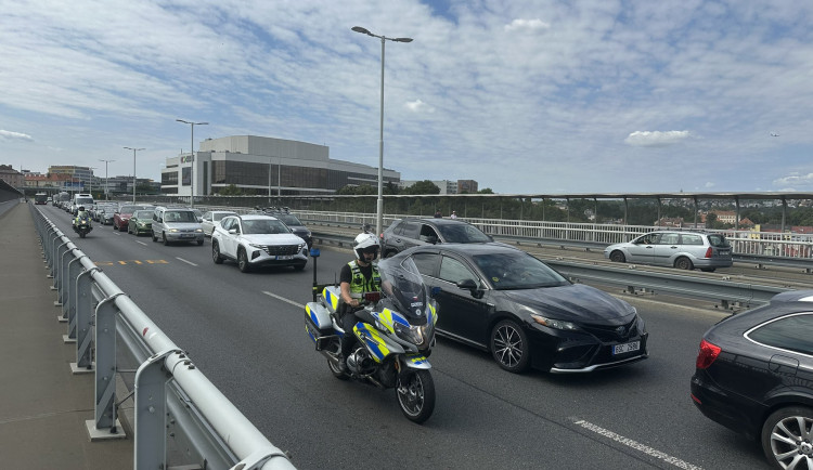 Jeden pruh Nuselského mostu je dočasně vyhrazen busům a IZS, policie místo hlídá
