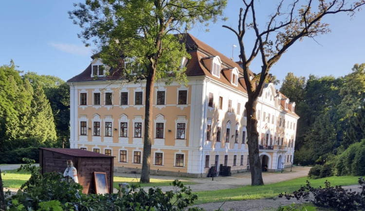 Zubožená zvířata nahradí dinosauři. Plány se zámkem v Chlumu pokračují i navzdory vyšetřování