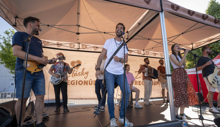 Kapela Jelen přijede do Varů. Zažijte mini koncert zdarma přímo u Kauflandu.