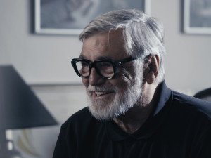 Zahajovací film karlovarského festivalu o Bartoškovi vyvolal smích i dojetí