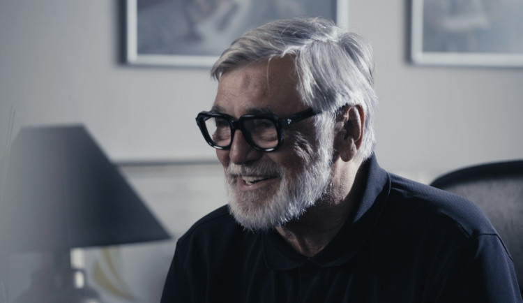 Zahajovací film karlovarského festivalu o Bartoškovi vyvolal smích i dojetí.