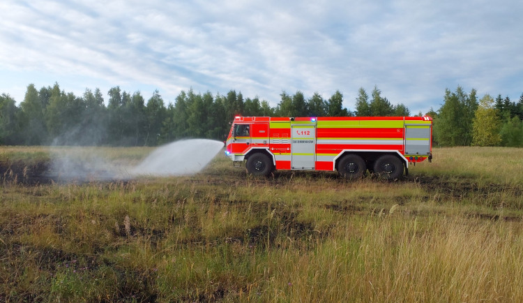 Hasiči varují před požáry v přírodě. Od začátku týdne zasahovali u devatenácti případů.
