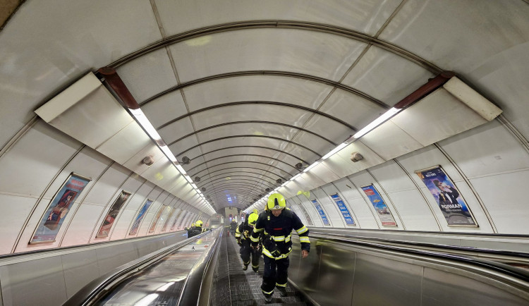 Požár eskalátoru ve stanici Staroměstská. Evakuováno bylo 80 lidí