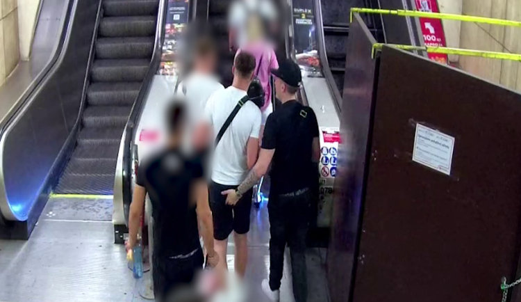 VIDEO: Stanice Staroměstská zůstává zavřená. Kvůli požáru eskalátoru hledala policie šest mužů