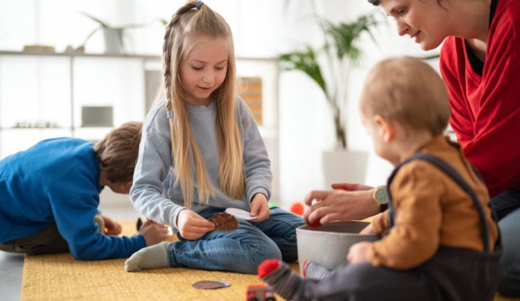 Kraj rozdělí téměř 600 tisíc korun na podporu rodin. Peníze půjdou na devět projektů.