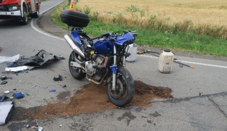 U Kostelce na Hané zemřel motorkář, při odbočování ho přehlédl řidič nákladního auta