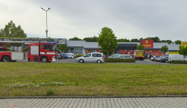 Rozruch u Lidl Outletu. V prodejně známého řetězce zasahovali hasiči