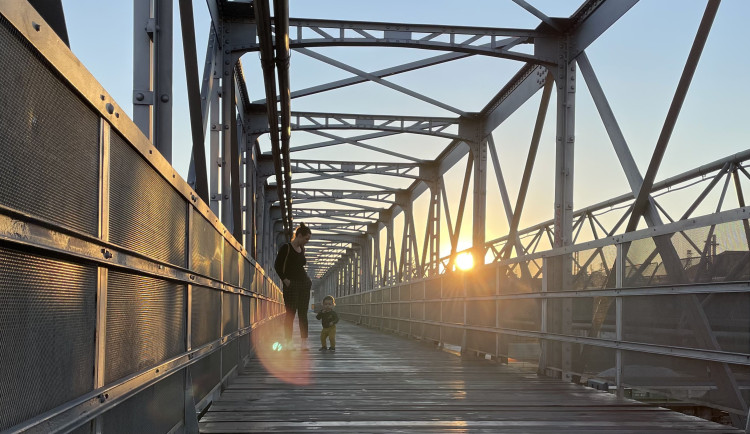 Tunel pod kolejemi v ohrožení. Nákladnou výstavbu může zastavit památková ochrana lávky