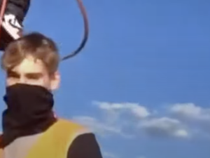 Policie hledá mladíky, kteří kvůli videu lezli na komín v areálu kaolinky