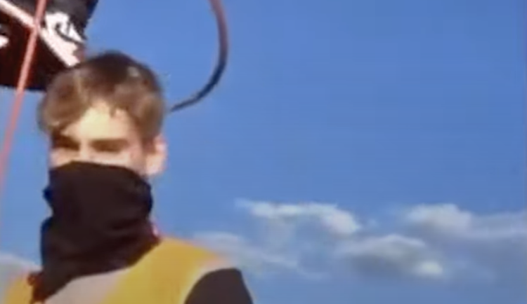 Policie hledá mladíky, kteří kvůli videu lezli na komín v areálu kaolinky.