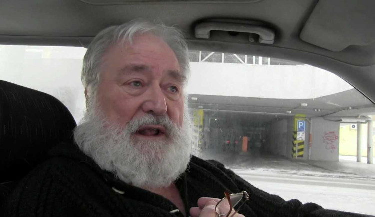 Zemřel lékař a hudebník Jiří Holásek. Žil ve Švédsku a léčil královskou rodinu