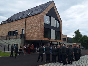 Lesy ČR mají ve Stříbrné na Sokolovsku novou ekologickou budovu lesní správy
