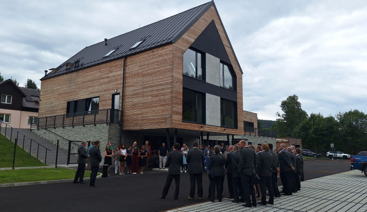 Lesy ČR mají ve Stříbrné na Sokolovsku novou ekologickou budovu lesní správy.