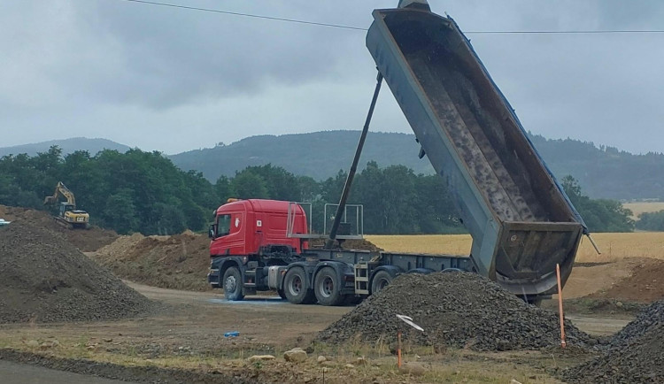 Řidiče nákladního vozu zasáhl proud, zavadil korbou o vedení u Ostrova.