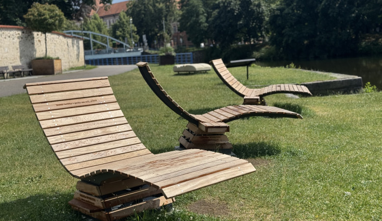 Lehátka u řeky si lidé užívají. Lákají ale i lidi bez domova