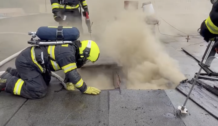 Hasiči likvidují v Sokolově požár střechy mateřské školy.