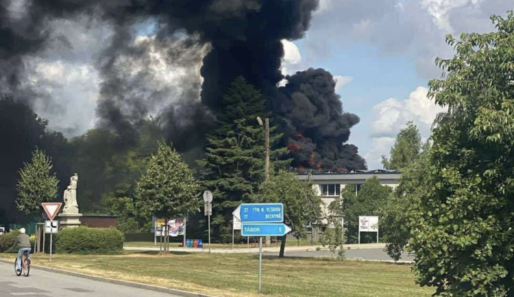 Ve Slapech hoří obchodní dům, oblohu pohltil černý kouř