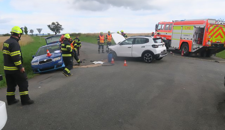 Tři zranění po nehodě v křižovatce na Přerovsku. Jednoho z řidičů vezl do nemocnice vrtulník