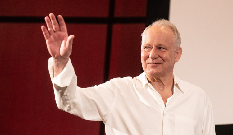 Zaplněný sál v Karlových Varech nadšeně uvítal Skarsgaarda a film Citová hodnota. Foto: Se svolením KVIFF