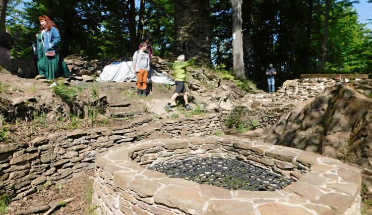 Při záchraně zříceniny Pyšolec u Víru pomohli nosit materiál do kopce i turisté