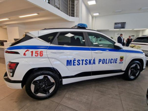 Strážnici v Chebu zmodernizovali vozový park o dvě auta, jsou to elektromobily