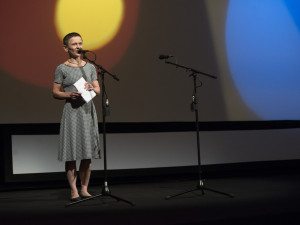 Tlumočník netlumočí slova, ale myšlenku, říká tlumočnice karlovarského festivalu