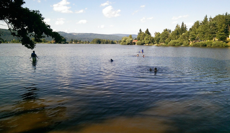 Na Velké rybníku u Hroznětína je voda nevhodná ke koupání, varuje hygiena. Foto: Se svolením Destinační agentury Krušnohoří