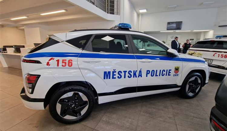 Strážnici v Chebu zmodernizovali vozový park o dvě auta, jsou to elektromobily. Foto: Se svolením města Cheb