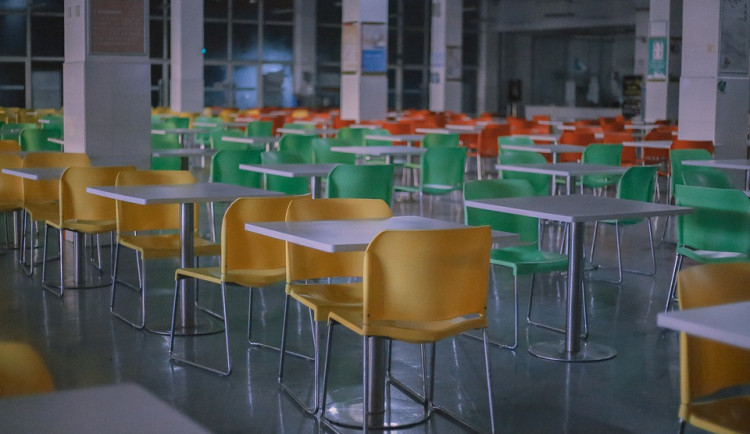 Hygienici kontrolovali školní jídelny. Pouze dvě z nich dodržují optimální množství soli