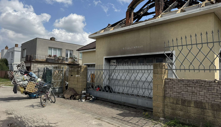 Ohořelá vila je noční můrou sousedů, problematický majitel ji chce přestavět na obchodní dům