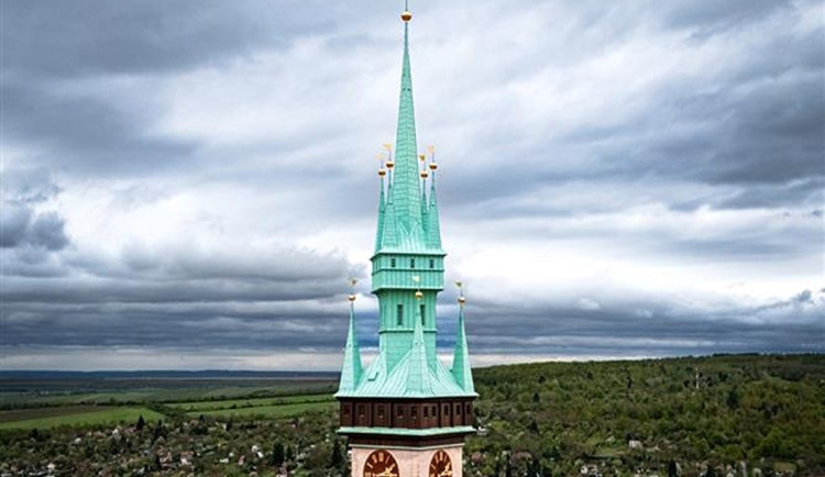 Rekonstrukce radniční věže ve Znojmě se protahuje. Otevře až s adventem
