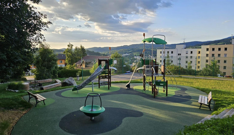 Hřiště Nad Pekárnou se kompletně otevřelo, děti láká nové pískoviště i ovál