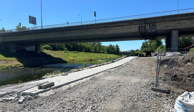 FOTO: Levý břeh Ostravice v Ostravě bude po obnově relaxační zónou