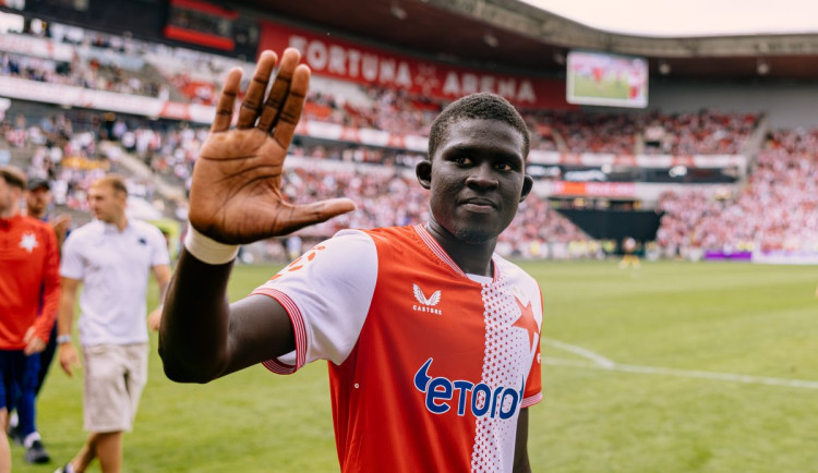 Slavia dostala za Dioufa rekordní částku, West Ham zaplatil přes půl miliardy