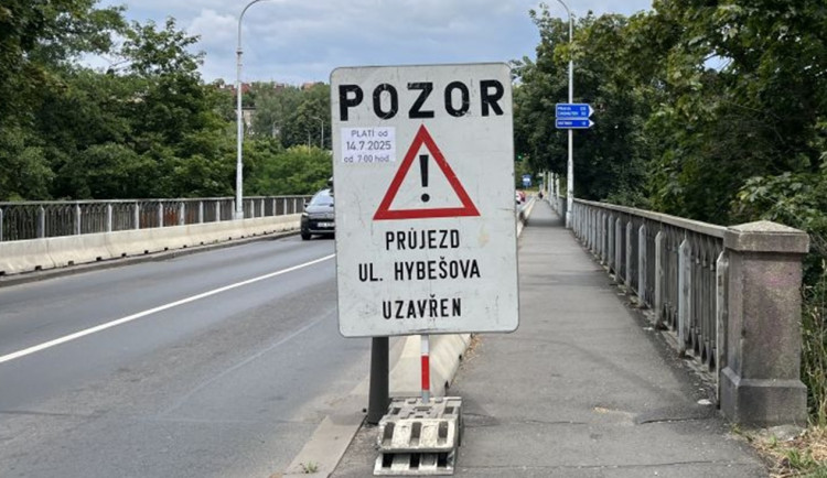 ŘSD rozšiřuje nájezd na I/6 v Karlových Varech, uzavřená je Hybešova ulice. Foto: Se svolením MMKV