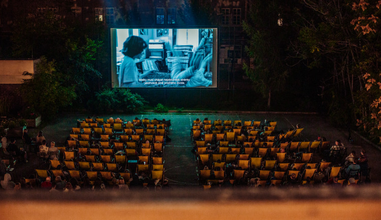 Kasárna Karlín opět otevřou letní kino, kvůli hluku ale půjde zvuk do sluchátek