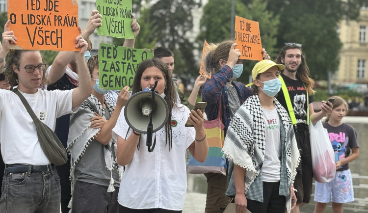 FOTOGALERIE: Klobásy i spory mezi aktivisty. Fialova grilovačka v Brně se vyostřila