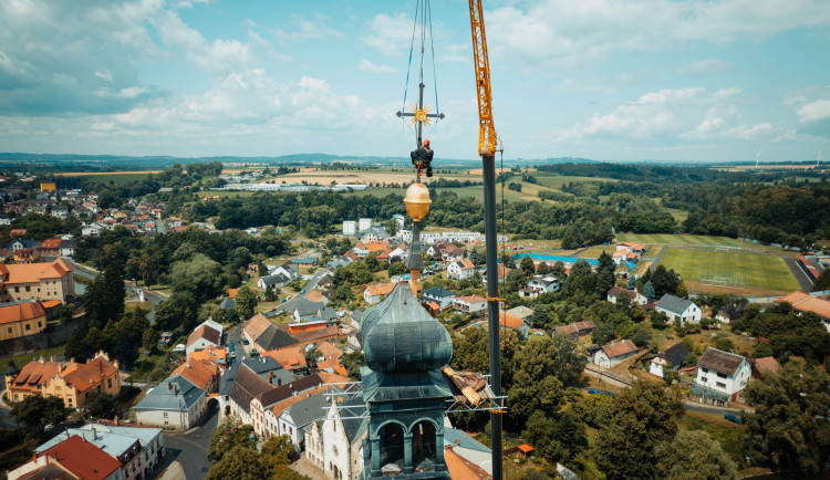 FOTO: Na věž kostela v Polné se vrátil velký kříž, poškodil ho úder blesku